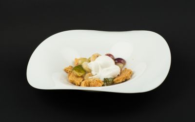 Frutta fresca spadellata all’amaretto con gelato al fior di latte e crumble di biscotto alle mandorle